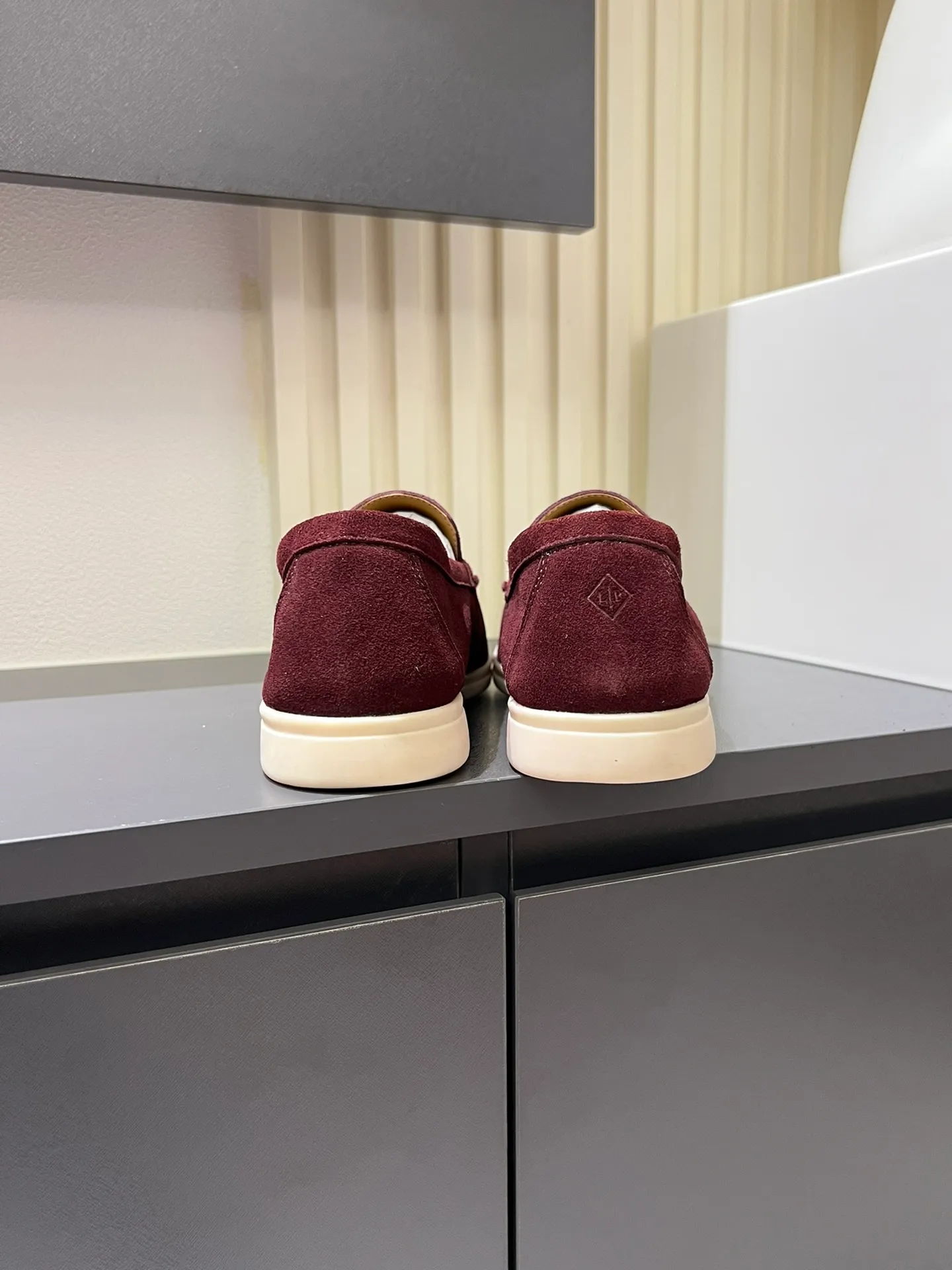Men's shoes 💰p360 "Loro men's shoes 💰pian'*" Classic L men's shoes for couples 💰p Top version British flat loafers, a must-have item in old money style, the minimalist design is eye-catching and durable, a plus point for dressing The soft foot feel and texture are outstanding. They don’t scratch your feet and are very nice. They are matched with soft and waxy soles. They can be worn daily for a long time without getting tired. They are easy to wear, versatile and classic items, with perfect foot feel and texture! Imported cashmere fabric, the lining is made of imported A-grade water-dyed cow lining, the top version of the genuine leather midsole is sewn with pure handmade mark thread! Size: Female 35-40 (34. Customized) Male 38-44 (45.46. Customized)
